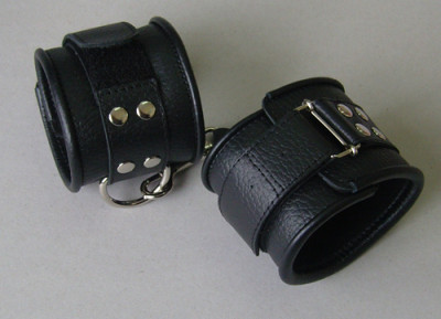 Кожаные манжеты с ремешком с двумя карабинами, цвет: черный