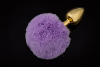Маленькая пробка с пушистым фиолетовым хвостиком, цвет: золотистый