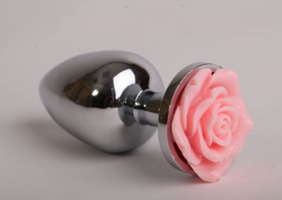 Серебристая анальная пробка со светло-розовой розочкой - 7,6 см
