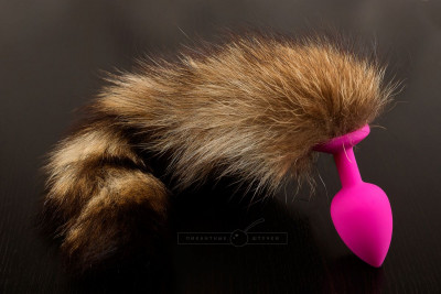 Силиконовая анальная пробка с хвостом енота, цвет: розовый - 6 см