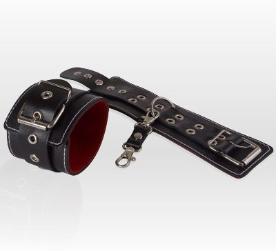 Кожаные наручники с контрастной строчкой и красной изнанкой, цвет: черный