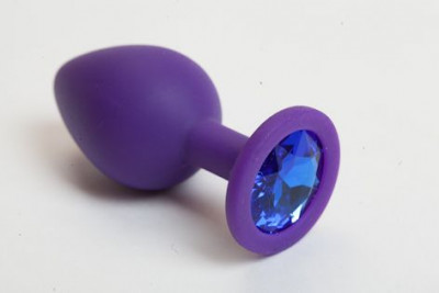 Фиолетовая силиконовая анальная пробка с голубым стразом - 8,2 см
