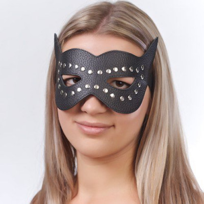 Кожаная маска с клепками и прорезями для глаз, цвет: черный